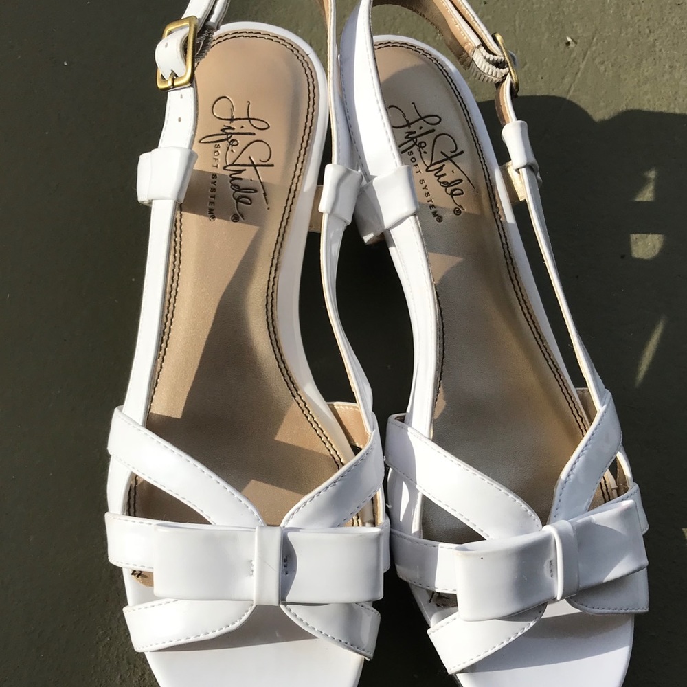 Life Stride bow white sandals